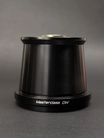 YASAKI MASTERCLASS DW SPOOL – ΑΓΩΝΙΣΤΙΚΗ ΜΠΟΜΠΙΝΑ ΓΙΑ DAIWA & SHIMANO KISU 45